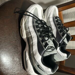 NIKE AIR 95 LV8